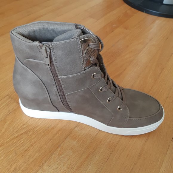 NWOT - Unworn Beige Shoes - Picture 8 of 9